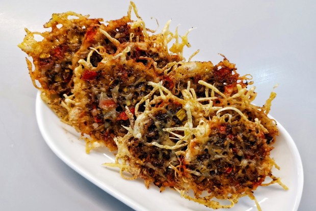 Сырные чипсы с соусом песто