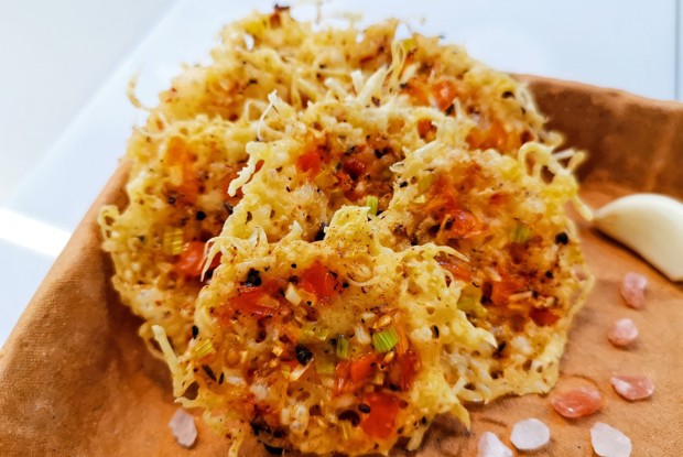 Сырные чипсы с томатом и чесноком