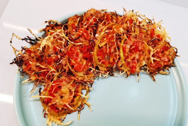 Сырные кето-чипсы с томатом и луком