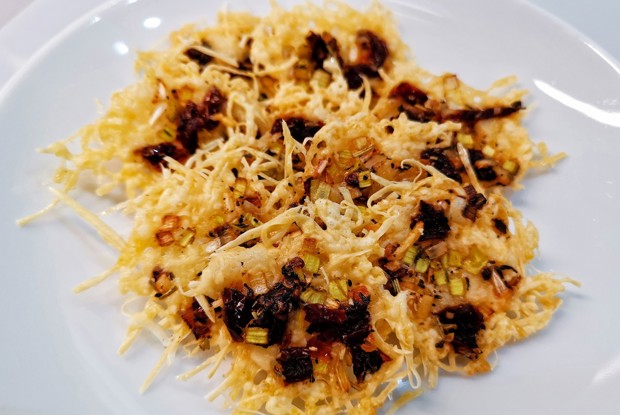 Сырные кето-чипсы с вялеными томатами