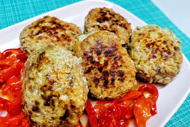 Сырные котлеты со шпинатом и сливочным маслом