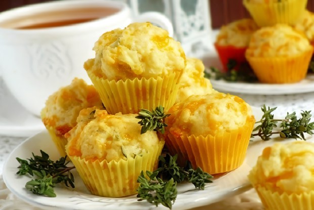 Сырные маффины с чесноком и зеленью