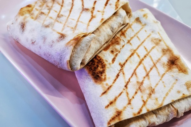 Сырный сэндвич с помидорами на гриле