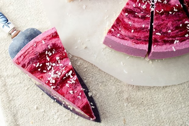 Сыроедческий малиновый пирог с кешью