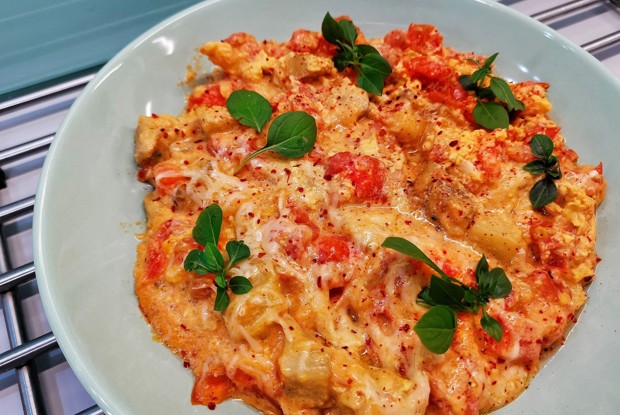 Сытная яичница с овощами и базиликом