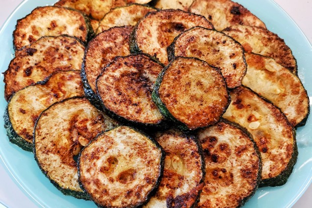 Сытная закуска из кабачков с сырно-чесночным соусом