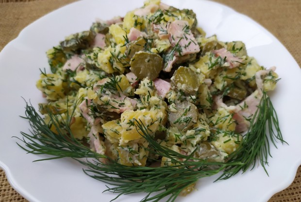 Сытный картофельный салат с грудинкой