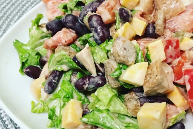 Сытный салат с курицей, сыром и сухариками