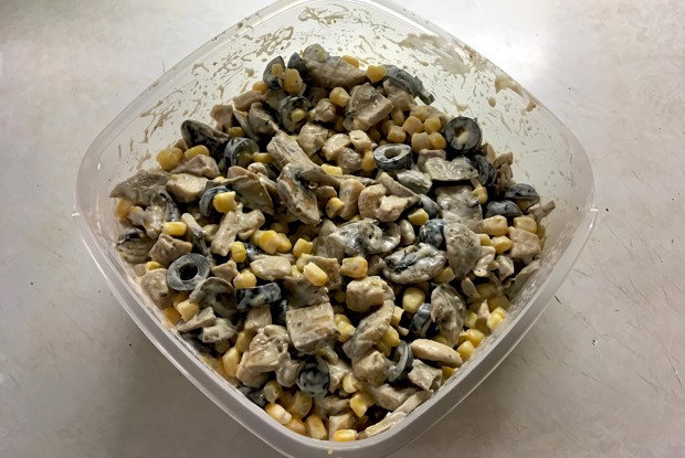 Сытный салат с куриным филе