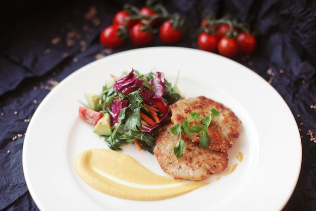 Тайские котлетки из сибаса, креветок и кальмаров