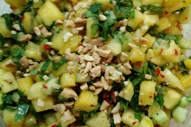 Тайский огуречный салат с ананасами, зеленью и арахисом