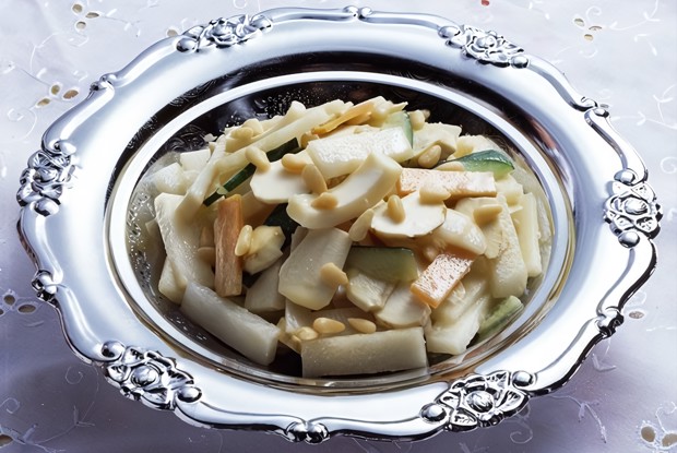 Тайский салат из дыни с кинзой