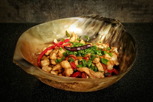 Тайский салат из курицы с кешью