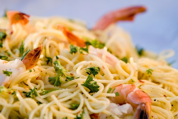 Тайский салат с лапшой и креветками