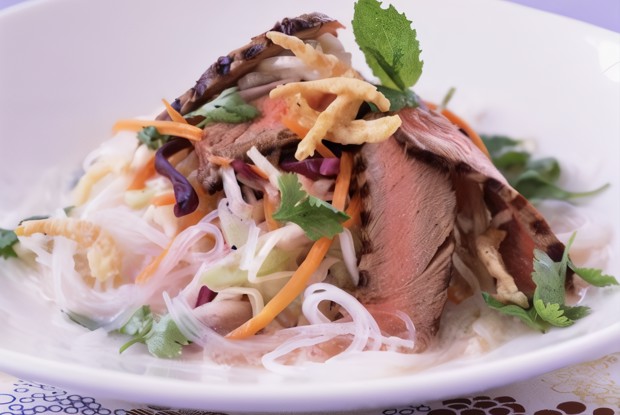 Тайский салат с рисовой лапшой и говядиной