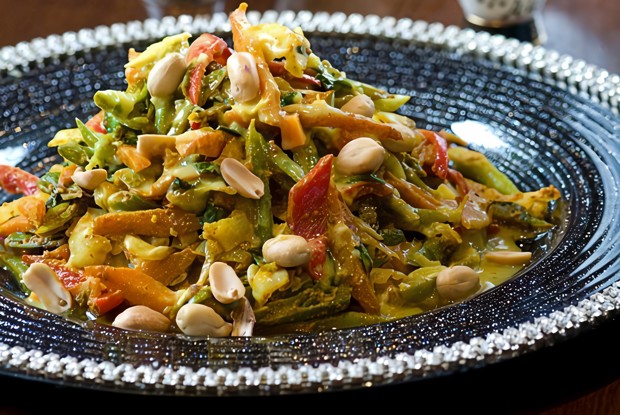 Тайский салат с зеленым манго, морковью и травами