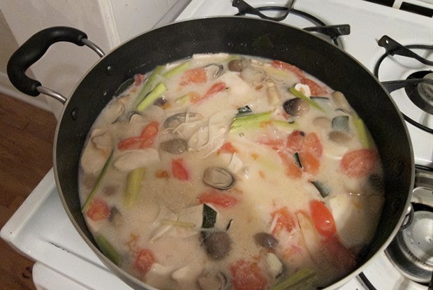 Тайский суп том-кха с кокосовым молоком и морепродуктами