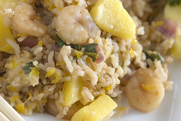 Тайский жареный рис с креветками и ананасами