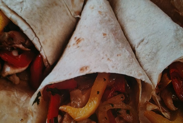 Тако с курицей и соусом сальса