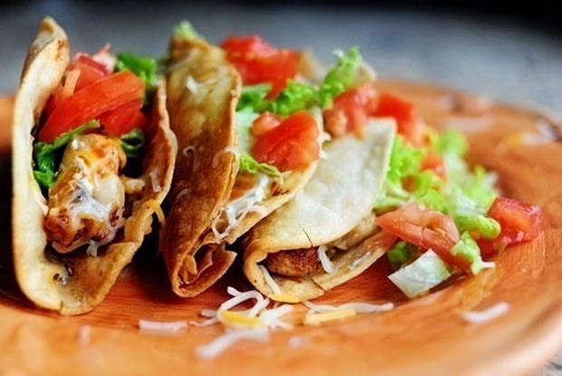 Тако с жареной курицей и арбузом