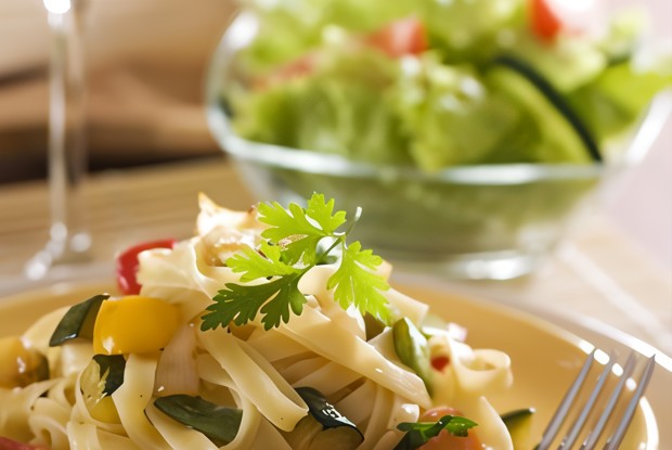 Тальятелле с кабачками, чесноком, лимоном и чили