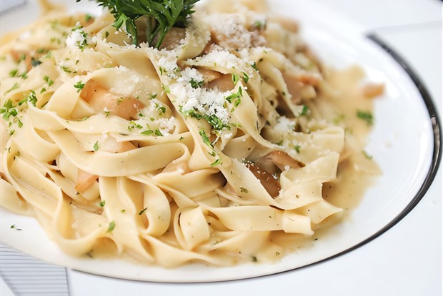 Тальятелле с кремом из грибов и шафрана