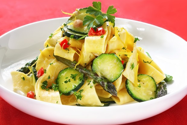 Тальятелле со спаржей, цукини, зеленым луком и цедрой лимона