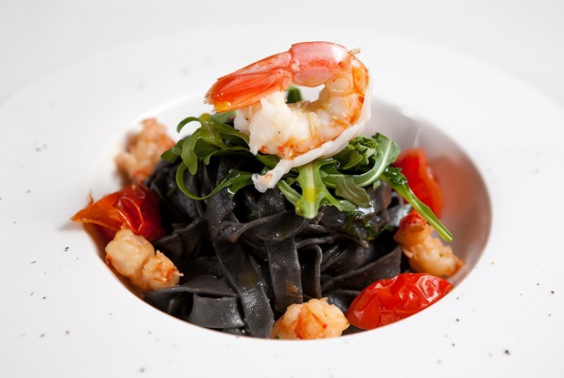 Тальолини неро с креветками и черри