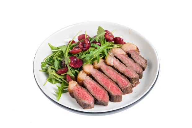 Тальята с пиканьей, руколой и маринованной черешней