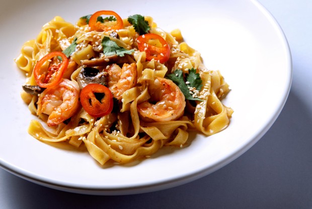 Тальятелле с креветками и соусом том-ям