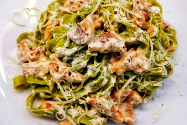 Тальятелле со шпинатом и шампиньонами