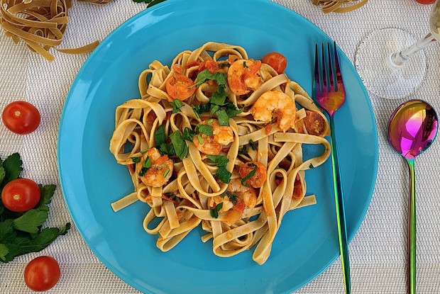 Тальятелле в томатном соусе с креветками