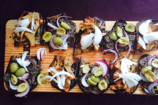 Тапас из баклажанов с лисичками и тапенадом