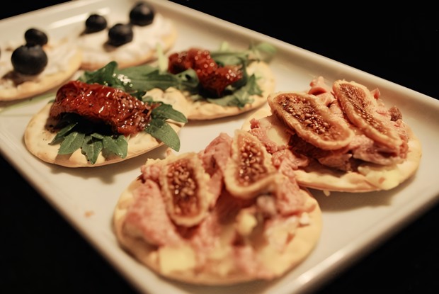 Тапас с фуа-гра, вялеными помидорами и козьим сыром