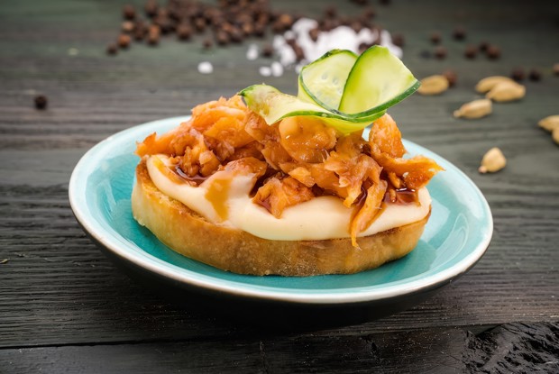 Тапас с копченой форелью и пастернаком от Open WINEandTable