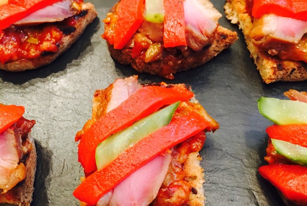 Тапас с копченой уткой и соленным огурцом