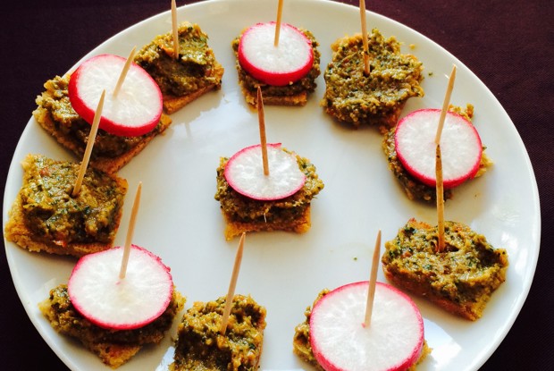 Тапас с песто из сушенных на солнце помидоров и анчоусов