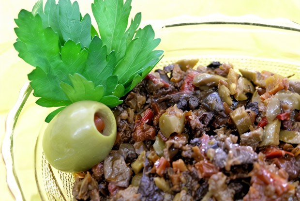 Тапенад из оливок, маслин и перцев чили