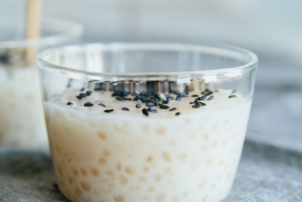 Тапиока на миндальном молоке с черным кунжутом