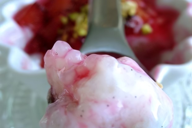 Тапиока со сливовым соусом и фисташками