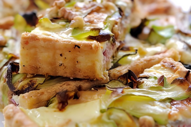 Тарт из цукини, прошутто и сыра «Таледжио» с тестом из поленты