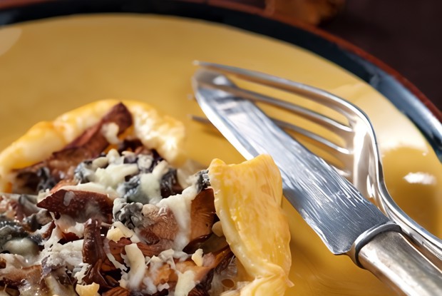 Тарт с белыми грибами, беконом и сливочным соусом из козьего сыра