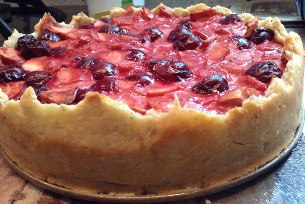 Тарт с яблоками, вишней и марципаном