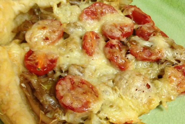 Тарт с луком порей и помидорами черри