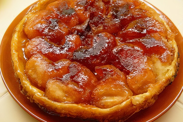 Тарт татен под слоеным тестом