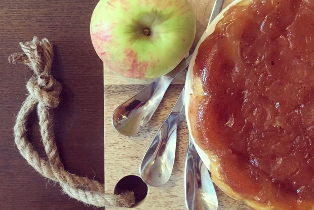 Тарт татен с кремом шантильи