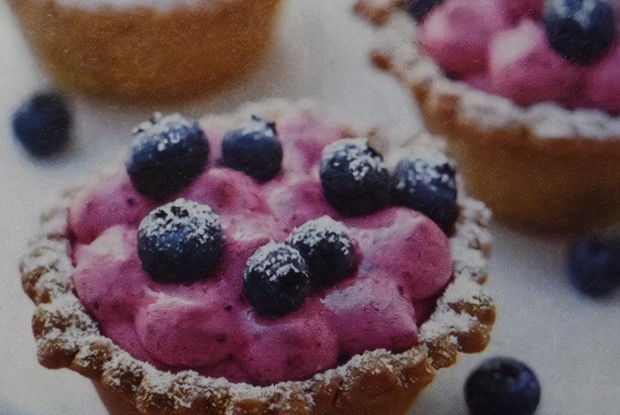 Тарталетка со сметанным кремом и черникой
