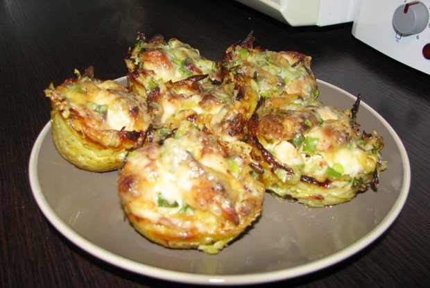 Тарталетки из картофеля с куриным филе под чесночно-сырным соусом