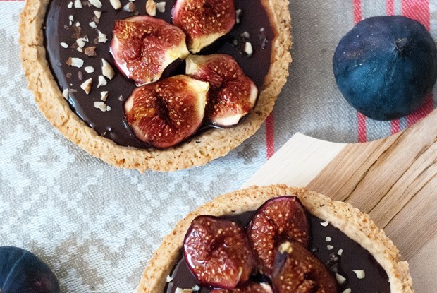 Тарталетки из орехового теста с ганашем и инжиром