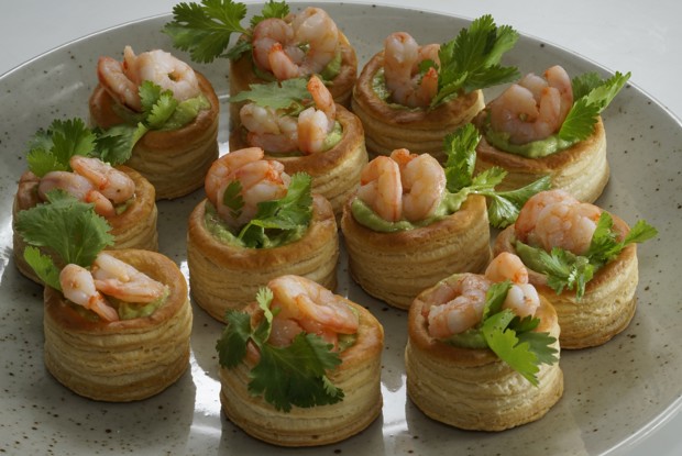 Тарталетки с гуакамоле и креветками